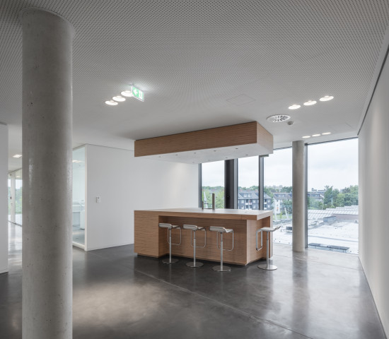Kommunikationsinseln wurden als zentraler Treffpunkt zum abteilungsübergreifenden Austausch der Mitarbeiter eingerichtet (Bild: Architekturfotografie Jens Kirchner). Kommunikationsinseln wurden als zentraler Treffpunkt zum abteilungsübergreifenden Austausch der Mitarbeiter eingerichtet (Bild: Architekturfotografie Jens Kirchner).