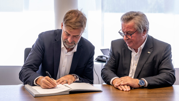 Jürgen Klopp (l.), der Markenbotschafter&nbsp;der Unternehmensgruppe Fischer, und Firmeninhaber&nbsp;Prof. Klaus Fischer haben die neue Vereinbarung unterzeichnet.