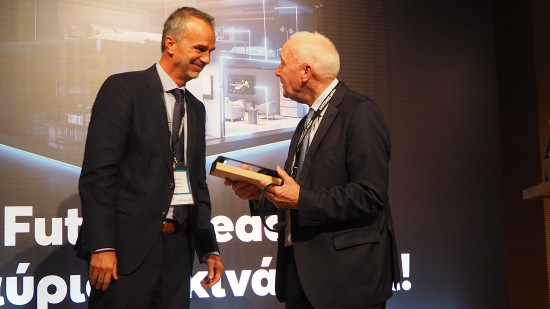 Prokopis Karydakis hat den Preis an John Herbert übergeben.