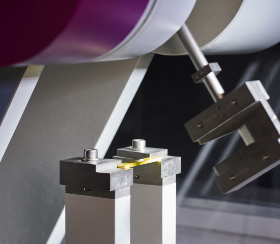 Im Materiallabor lassen sich verschiedene Kunststoffe mithilfe eines Pendeltests hinsichtlich ihrer Qualität vergleichen. Im Materiallabor lassen sich verschiedene Kunststoffe mithilfe eines Pendeltests hinsichtlich ihrer Qualität vergleichen.