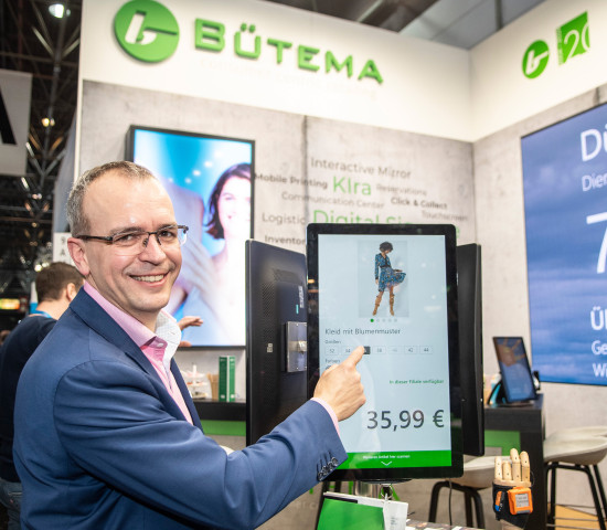 Christian Brand von Bütema zeigt die virtuelle Assistentin Kira.&nbsp;