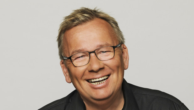 Der Kabarettist Manfred Stelter hat eine besondere Verbindung zum Ahrtal und wird deshalb beim Wine-Charity-Tasting des eBHB mit von der Partie sein. Der Kabarettist Manfred Stelter hat eine besondere Verbindung zum Ahrtal und wird deshalb beim Wine-Charity-Tasting des eBHB mit von der Partie sein.