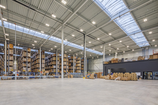 Das Lager des Ennser Unternehmens umfasst 6.000 Palettenstellplätze und ein automatisiertes AKL mit 10.000 Behältern.&nbsp;