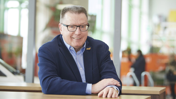 Erich Huwer ist seit fast 40 Jahren in der DIY-Branche aktiv. Auf seine Initiative hin wurde 1982 der erste Globus-Baumarkt eröffnet. Erich Huwer ist seit fast 40 Jahren in der DIY-Branche aktiv. Auf seine Initiative hin wurde 1982 der erste Globus-Baumarkt eröffnet.