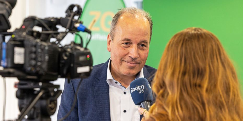 Lukas Roßhart bildet zusammen mit Dr. Holger Löbbert den Vorstand der ZG Raiffeisen Karlsruhe. Zur Bilanzpressekonferenz gab er auch einem regionalen TV-Sender ein Interview.