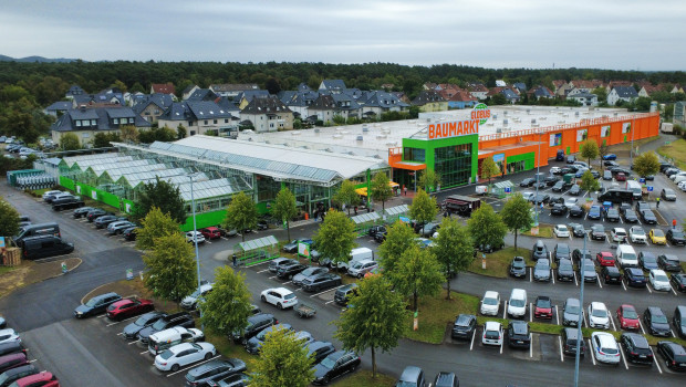 Globus Baumarkt hat dem ehemaligen Hellweg-Standort in Bielefeld einen neuen Markteingang verpasst und die Außenanlage teilweise umgestaltet.