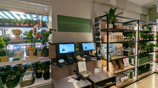Der bargeldlose Standort funktioniert mit zwei Self-Checkout-Kassen – das gibt den Mitarbeitenden mehr Zeit für die Kundenberatung.