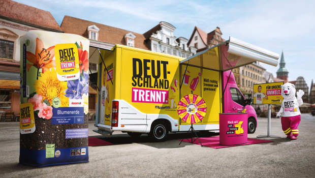 Für die Aktion touren auch überdimensionale XXL-Verpackungen der Toom-Blumenerde durch Deutschland.