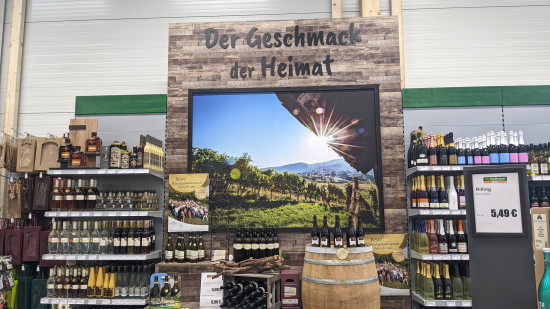 Im Wein liegt wahrhaft Umsatz: Die Vermarktung regionaler Lebensmittel spielt für die Raiffeisenmärkte  der ZG eine wichtige Rolle.
