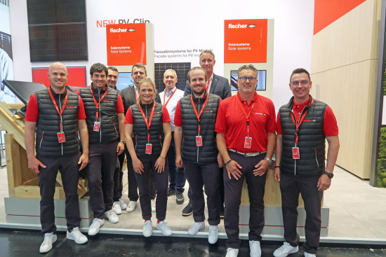 Das Fischer-Standteam freute sich, Besucher auf der Messe live vor Ort zu treffen und zu beraten. Das Fischer-Standteam freute sich, Besucher auf der Messe live vor Ort zu treffen und zu beraten.
