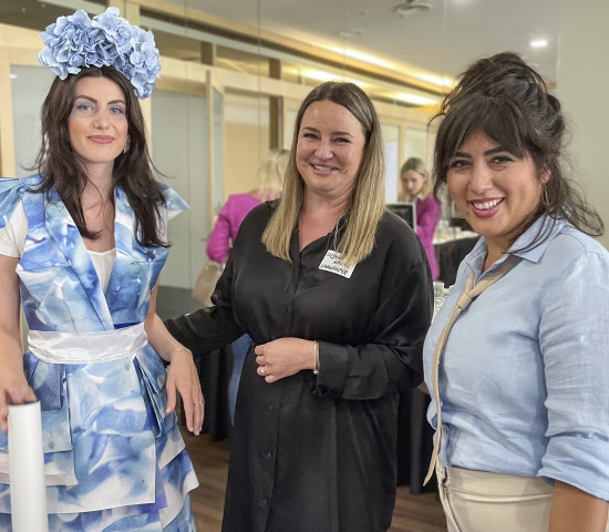 Innendesignerin Emel Gök Che (r.) hatte Model Jurena (l.) mitgebracht, die ein Kleid aus Tapete präsentierte, hier mit Uljana Nowak, Business Unit Managerin „Wallcovering“ bei Lahnpaper.&nbsp;