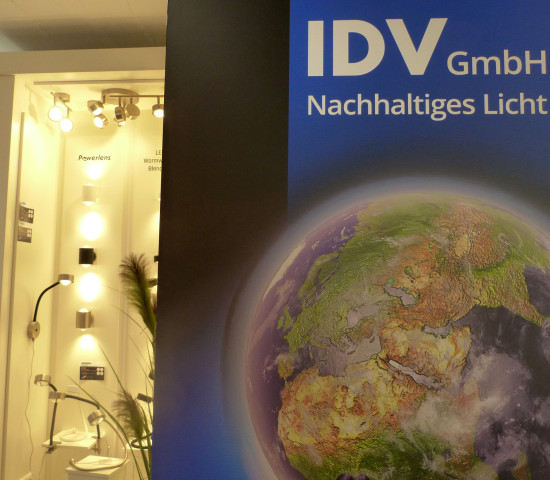 IDV geht das Thema Nachhaltigkeit mit wechselbaren Leuchtmitteln an, wie bei der Powerlens-Serie, hier im Hintergrund zu sehen.&nbsp;