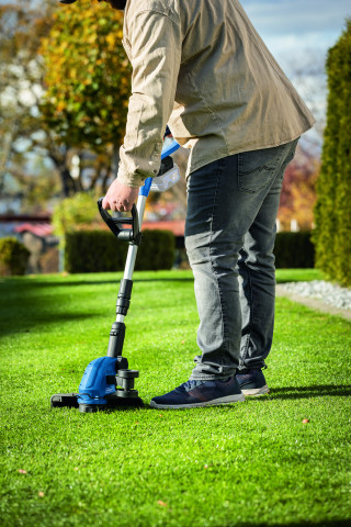 Die teleskopierbare Führungsstange des Akku-Rasentrimmers C-LT300-X lässt sich stufenlos an die Größe des Anwenders anpassen, damit dieser bequem arbeiten kann.&nbsp;
