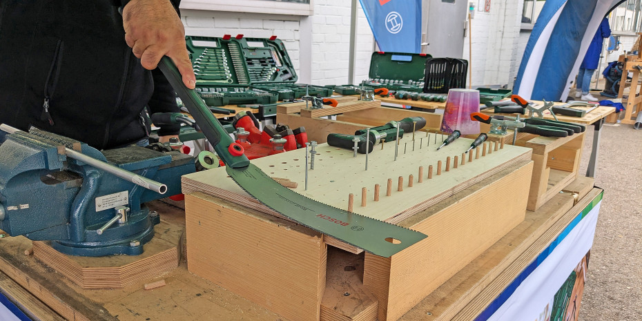 Mit dem biegsamen Sägeblatt der Japansäge Ryoba ist bodennahes Sägen möglich.