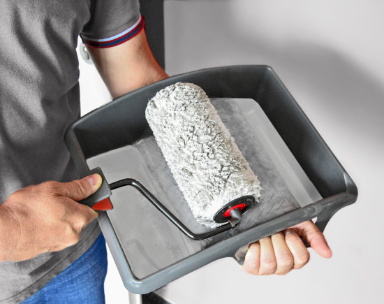 Die Farbwanne Easy Touch&nbsp;kann bequem und sicher auf&nbsp;dem Arm gelagert werden &nbsp;und besteht zu 100 Prozent &nbsp;aus Recycling-Kunststoff.