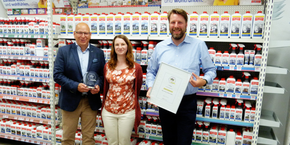 Die Trophäe und Urkunde nahmen Mellerud-Geschäftsführer Marcus Roth (links) und Marketingleiter &nbsp;Maik Bohne (rechts) entgegen. &nbsp;&nbsp;