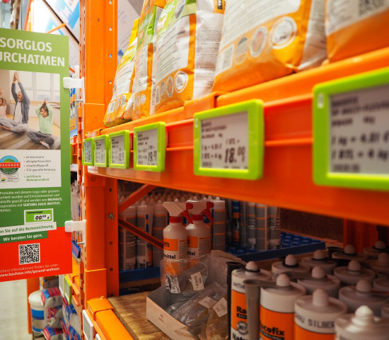 Die Produkte des Gesund-Wohnen-Sortiments werden mit einem grünen Preisschild ausgezeichnet.