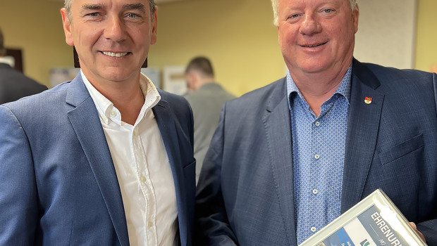 Auf dem Jubiläumsfest begrüßte der Geschäftsführer von Ciech Soda Deutschland, Christoph Prazmowski (link), auch Bürgermeister René Zok. Auf dem Jubiläumsfest begrüßte der Geschäftsführer von Ciech Soda Deutschland, Christoph Prazmowski (link), auch Bürgermeister René Zok.