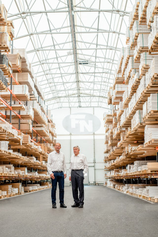 Im Jahr 2025 feiert FN Neuhofer nicht nur ein bedeutendes Firmenjubiläum, sondern auch einen besonderen Geburtstag. Am 30. Juni wird Franz Neuhofer Senior (r.) 85 Jahre alt. Als Vertreter der neunten Generation hat er die Entwicklung des Familienunternehmens entscheidend geprägt. „Seine Vision und Leidenschaft haben die Grundlage für die beeindruckende Entwicklung gelegt, die bis heute das Fundament unseres Handelns bildet“, sagt sein Sohn Franz Neuhofer (l.).&nbsp;