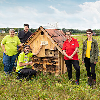 Neben Werk 3 befindet sich eine Bienenweide mit Streuobstwiese, Insektenhotel sowie einem Unterschlupf für Fledermäuse und Igel.&nbsp;