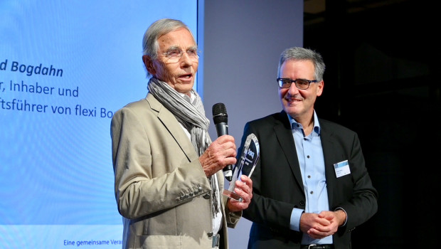 Manfred Bogdahn nahm den Award aus den Händen von pet-Chefredakteur Ralf Majer-Abele entgegen. Manfred Bogdahn nahm den Award aus den Händen von pet-Chefredakteur Ralf Majer-Abele entgegen.