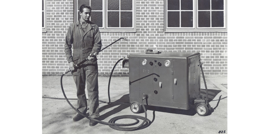 Der Dampfstrahler „DS 350“ ist 1950 der erste europäische Heißwasser-Hochdruckreiniger.