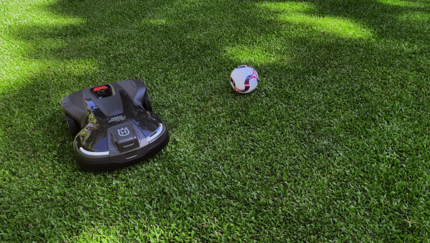 Einen von drei Fußball-Jubeln können die Husqvarna-Mähroboter während der EM 2024 imitieren.