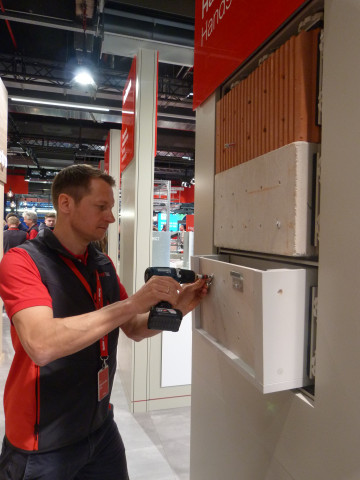 … und auch Fischer-Dübel sind einfach in der Handhabung, wie Alexander Ott an der Hands-On-Station demonstrierte.