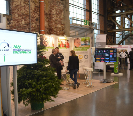 Auf der Hausmesse zeigt Toom aktuelle Projekte aus der Zentrale wie hier beispielsweise eine Präsentation zu den Nachhaltigkeitsaktivitäten des Baumarktbetreibers. Auf der Hausmesse zeigt Toom aktuelle Projekte aus der Zentrale wie hier beispielsweise eine Präsentation zu den Nachhaltigkeitsaktivitäten des Baumarktbetreibers.