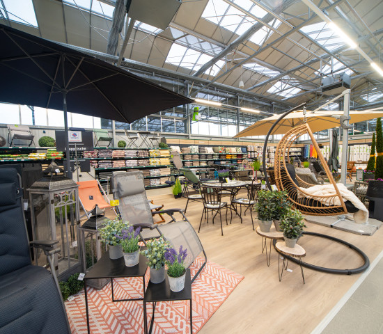 Auch Gartenmöbel werden angeboten.