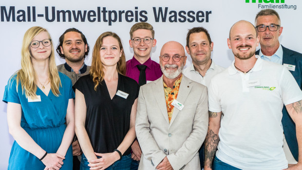 Der Mall-Umweltpreis Wasser wurde in diesem Jahr zum ersten Mal vergeben: Franziska Gehring (v.l.n.r.), Dr. Pablo Vega García, Kim Noelle Lange, Florian Wilhelm (alle Preisträger), Michael Mall (Stiftungsvorstandsvorsitzender der Roland Mall-Familienstiftung und Mitglied der Jury), Dirk Muschalla (TU Graz und Jury-Mitglied), Andreas Lebmeier (Preisträger) und Dr. Guido Schmuck (Mitglied des Stiftungsrats). Der Mall-Umweltpreis Wasser wurde in diesem Jahr zum ersten Mal vergeben: Franziska Gehring (v.l.n.r.), Dr. Pablo Vega García, Kim Noelle Lange, Florian Wilhelm (alle Preisträger), Michael Mall (Stiftungsvorstandsvorsitzender der Roland Mall-Familienstiftung und Mitglied der Jury), Dirk Muschalla (TU Graz und Jury-Mitglied), Andreas Lebmeier (Preisträger) und Dr. Guido Schmuck (Mitglied des Stiftungsrats).