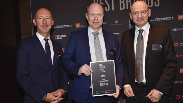 Gardena stand zum zweiten Mal in Folge auf dem Siegetreppchen des Best Brands Awards und hat sich um gleich drei Plätze verbessert. Laurent Van Hoestenberghe, Pär Åström und Tobias M. Koerner (v. l.) nahmen die Auszeichnung in München entgegen. Gardena stand zum zweiten Mal in Folge auf dem Siegetreppchen des Best Brands Awards und hat sich um gleich drei Plätze verbessert. Laurent Van Hoestenberghe, Pär Åström und Tobias M. Koerner (v. l.) nahmen die Auszeichnung in München entgegen.