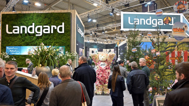 Landgard wächst mit Blumen und Pflanzen