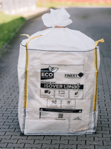 Gemeinsam mit seinem Schwesterunternehmen Rigips hat Isover die Easy-Eco-Initiative ins Leben gerufen: Gebrauchte Dämmmaterialien werden in Big Bags gesammelt, von einem Dienstleister abgeholt und wiederaufbereitet und fließen erneut in den Produktionsprozess.