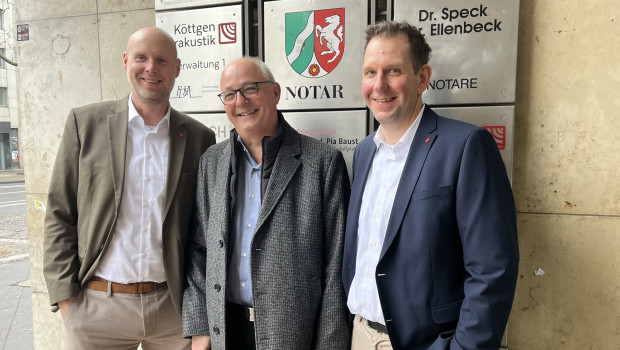 Die neu ernannten Prokuristen Marc Hilgenstock (l.) und Illja&nbsp;Krepper (r.) zusammen mit Wolfgang Fäßle von der Weinor-Geschäftsleitung.