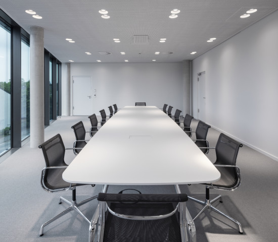Ein großer und modern ausgestatteter Konferenzraum schafft Platz für produktive Gespräche in großer Runde (Bild: Architekturfotografie Jens Kirchner).
Ein großer und modern ausgestatteter Konferenzraum schafft Platz für produktive Gespräche in großer Runde (Bild: Architekturfotografie Jens Kirchner).