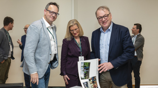 René Haßfeld (l.), der in seinen Jahren bei Obi für Peter Tepaß gearbeitet hat, verabschiedete seinen Vorgänger als BHB-Vorstandssprecher mit einem persönlichen Geschenk. René Haßfeld (l.), der in seinen Jahren bei Obi für Peter Tepaß gearbeitet hat, verabschiedete seinen Vorgänger als BHB-Vorstandssprecher mit einem persönlichen Geschenk.