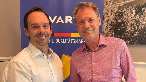 Nach 36 Jahren bei Varta tritt Andreas Preissler (r.) den Ruhestand an. Daniel Kronwald übernimmt ab April 2026 die Position als Vertriebsleiter Fachhandel Deutschland.