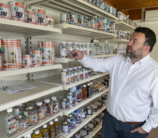 Tobias Gölz steht vor dem umfangreichen Baumarktsortiment seines Unternehmens.