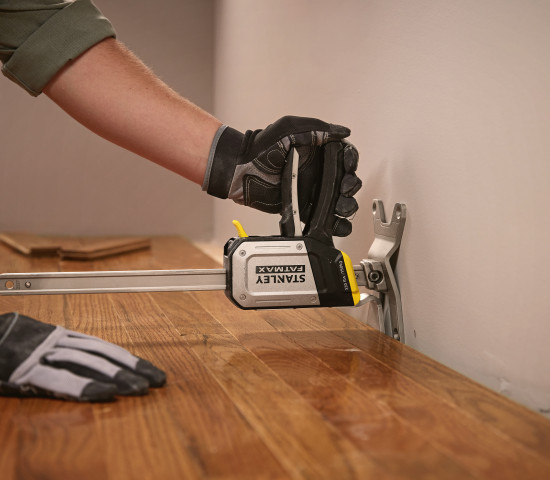 Dank des Spreizmaßes von bis zu 220 mm kann der Anwender mithilfe des Werkzeuges beim Verlegen von Parkett bequem die letzte Bohle einbauen.&nbsp;