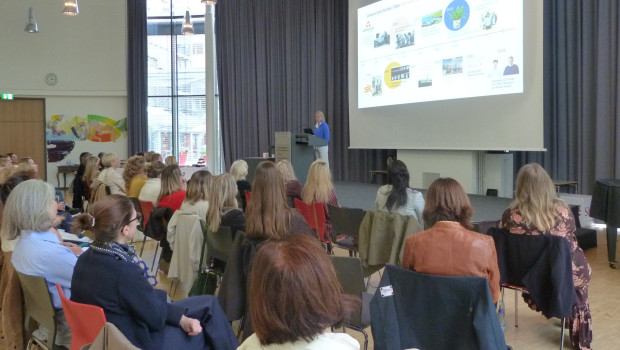 Caroline Baier von Scheurich sprach über ihren beruflichen Werdegang und darüber, was die Arbeit beim Hersteller von Pflanzgefäßen prägt.&nbsp;