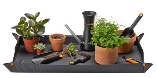 Eine Schaufel, eine Schere, &nbsp;eine Bürste, eine Gießkanne und eine Pflanzmatte gehören zum Indoor-Sortiment.&nbsp;