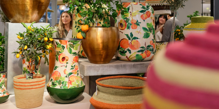 Warme Farben kommen ebenfalls gut an. Die Designer spielen zudem mit verschiedenen Formen und Materialien.&nbsp;