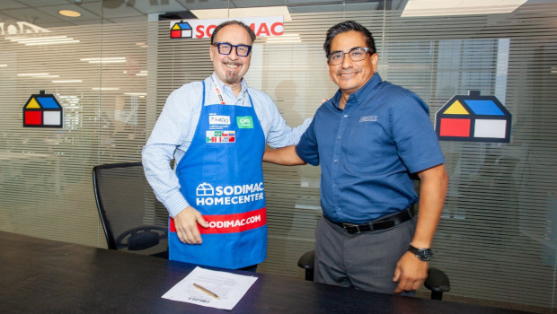Francisco Feraud, Vice President International Sales bei Orgill (r.), und Francisco Torres, Commercial and Marketing Corporate Vice President bei Sodimac, haben die gemeinsame Vereinbarung am 7. Mai 2025 in Santiago (Chile) unterschrieben.