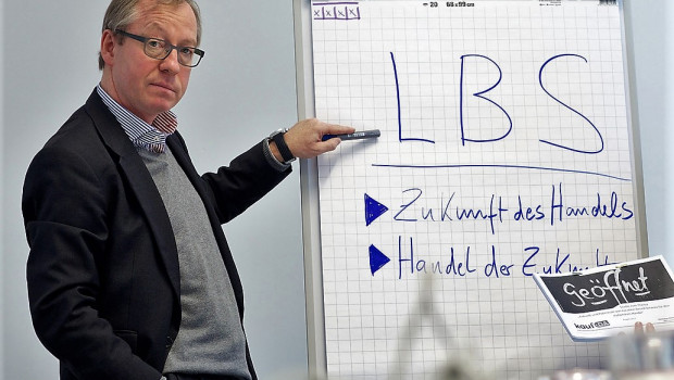 Viele Möglichkeiten des Multi-Channel-Geschäfts wie beispielsweise Click & Collect oder Artikelreservierung werden vom Handel noch nicht ausreichend angeboten; umgekehrt sind sie aber auch noch nicht im Bewusstsein der Konsumenten angekommen. Hier herrscht eindeutig Potenzial für den stationären Handel, sich von reinen Online-Shops abzuheben, heißt es deshalb in einer Studie zum digitalen Kaufverhalten und zu Location-based Services (LBS). Die aktuelle Erhebung mit dem Titel „Zukunft des Handels – Was schafft Frequenz“ ist jetzt vom Handelsverband Deutschland HDE, dem eWeb Research Center der Hochschule Niederrhein zusammen mit Bonial.com (www.bonial.com), einem Anbieter von digitalen Werbelösungen für den Einzelhandel im mobilen Internet mit den Marken kaufDA und MeinProspekt veröffentlicht worden.