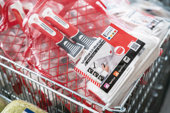 Bietet Wiedererkennbarkeit und Kaufsicherheit: Farben, Icons und QR-Code aus der Color-Expert-Wand spiegeln sich im Flächensortiment.&nbsp;