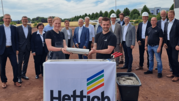 Die beiden Auszubildenden (v.l.) Rebecca Buschkamp und Yannik Gebauer versenkten eine selbstgebaute Zeitkapsel.