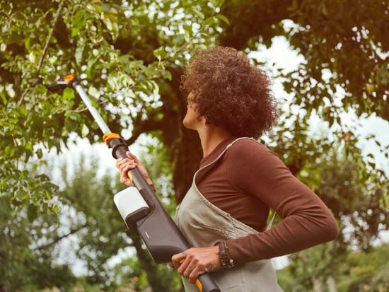 Fiskars betont die kompakte und ausbalancierte Bauweise der Astschere und Schneidgiraffe.