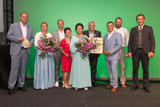 Die Familie rund um Franz Neuhofer senior nahm die Auszeichnung des Bürgermeisters entgegen.&nbsp;