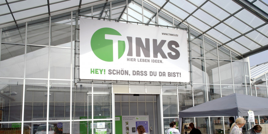 Das Banner über dem Eingang heißt die Kunden willkommen. Und auch hier ist man per Du.&nbsp;